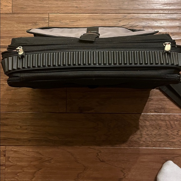 Foray 17"  Shoulder Laptop/Messenger Bag in Black and Gray - Picture 6 of 12